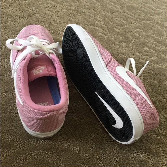Pink Nike shoes - Picture 3 of 3